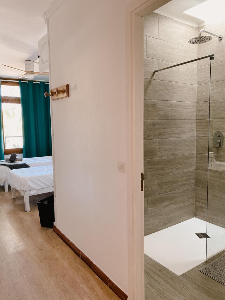 Twin bedroom with ensuite rain shower at Island Vibes Studios